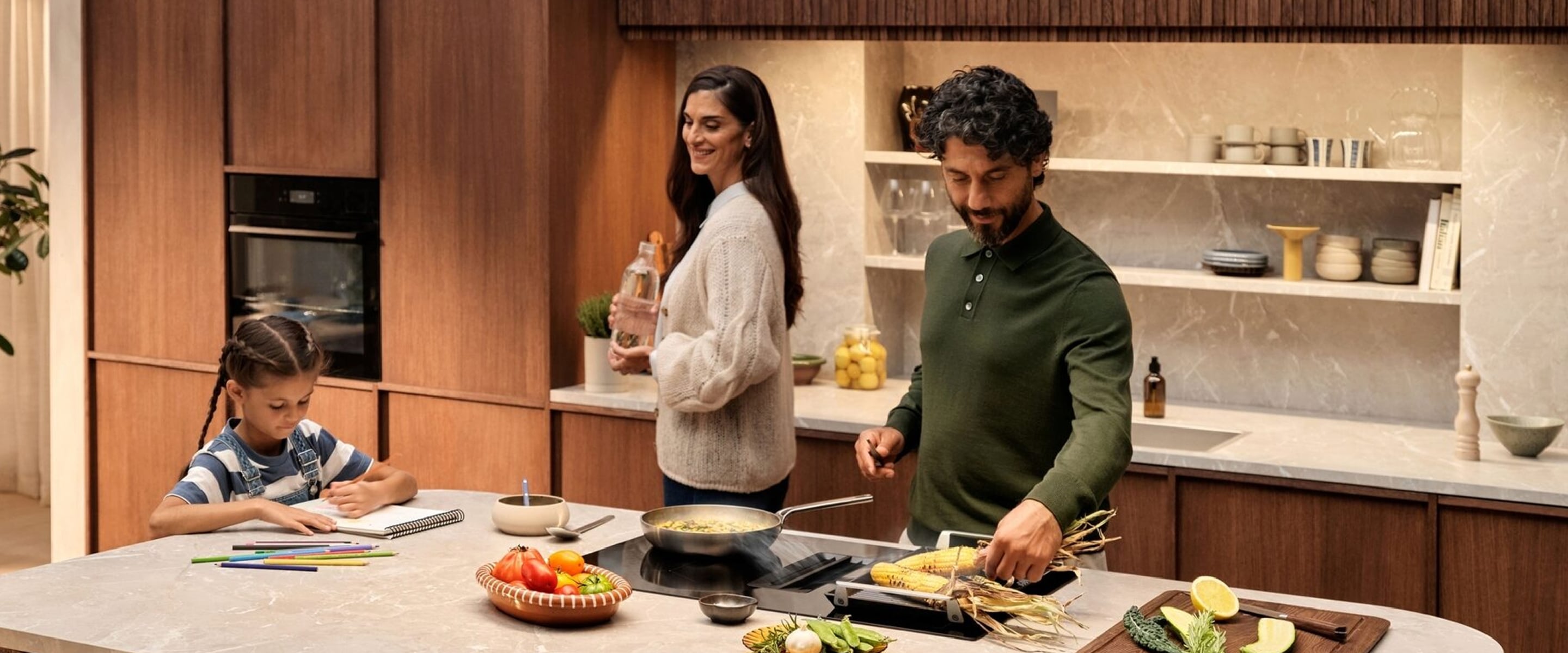 Vīrietis, sieviete un maza meitene virtuvē.