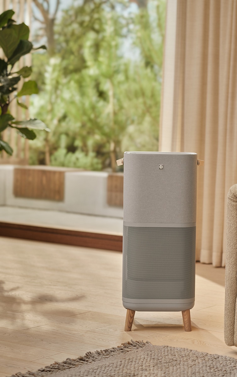 Gaisa attīrītājs novietots viesistabā.